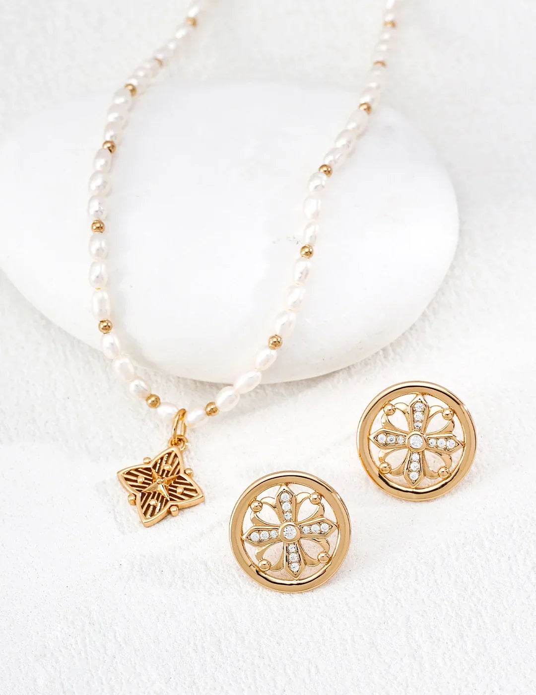 Natural Pearl Four-Leaf Clover Necklace