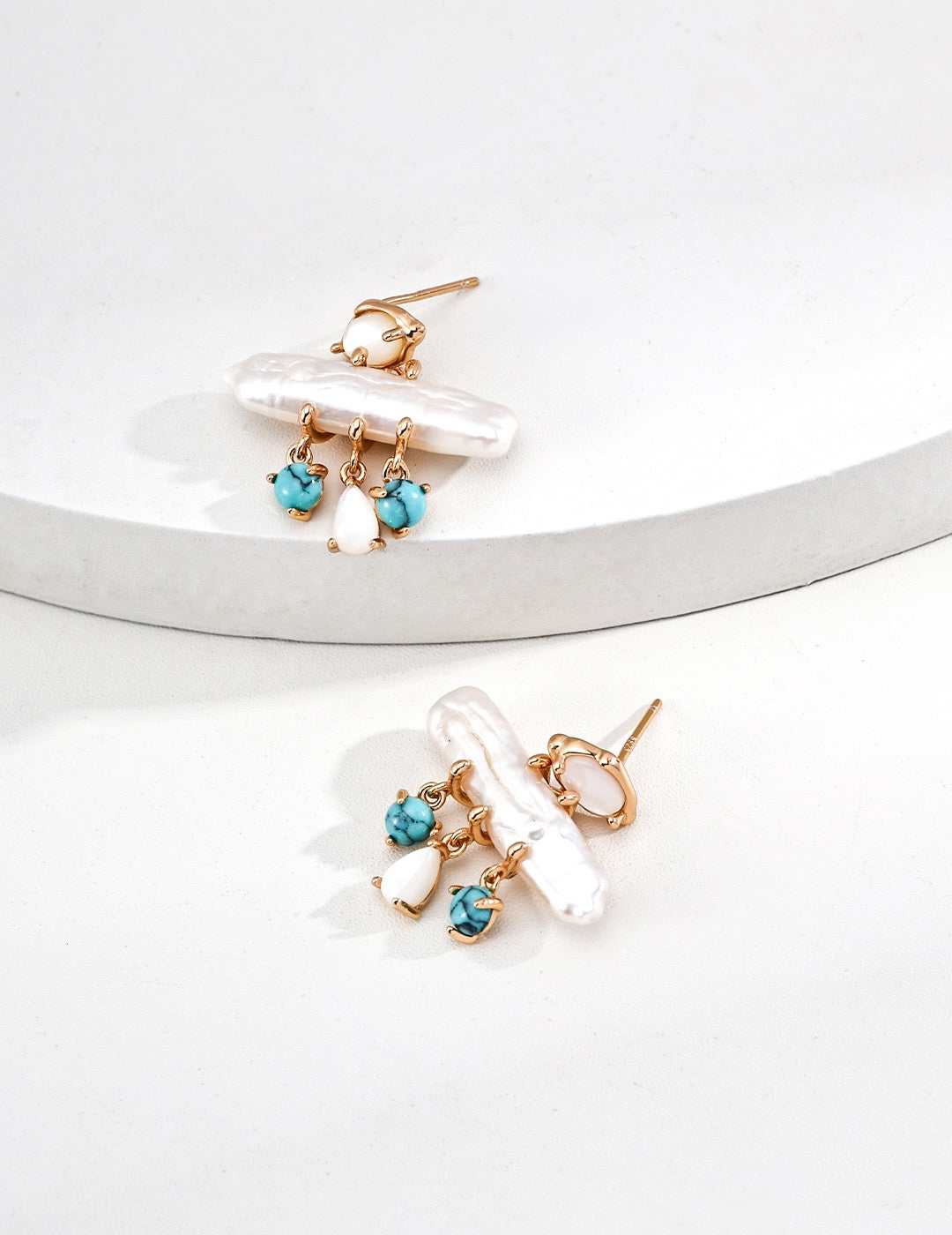 Blue-White Contrast Pearl Earrings