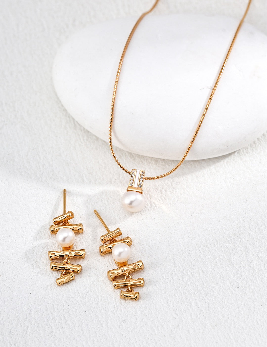 Minimalist Light Bulb Pearl Pendant Necklace