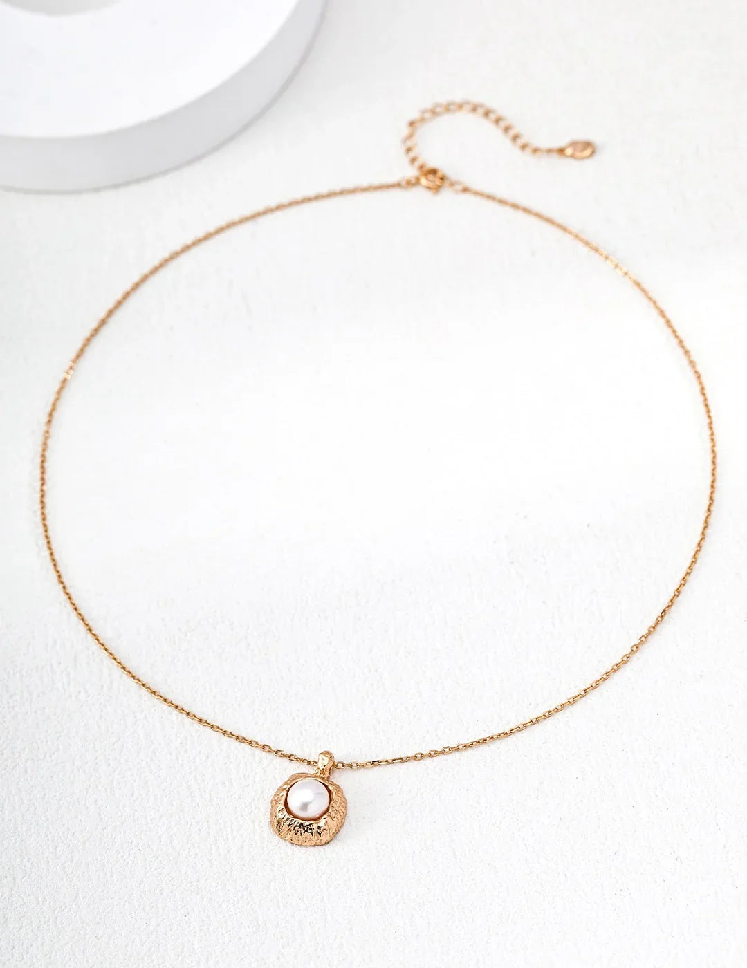 Handgeschnitzte Kollektion: Perlenkette mit Kieselstruktur