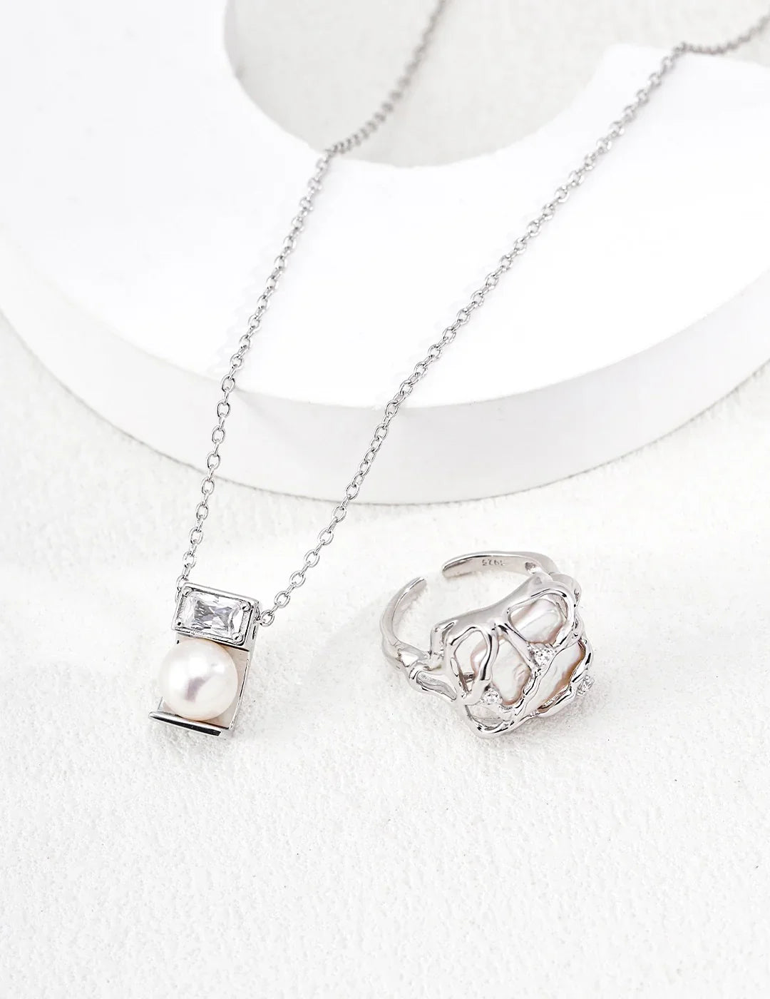 Minimalist Style Zircon-Pearl Pendant Necklace