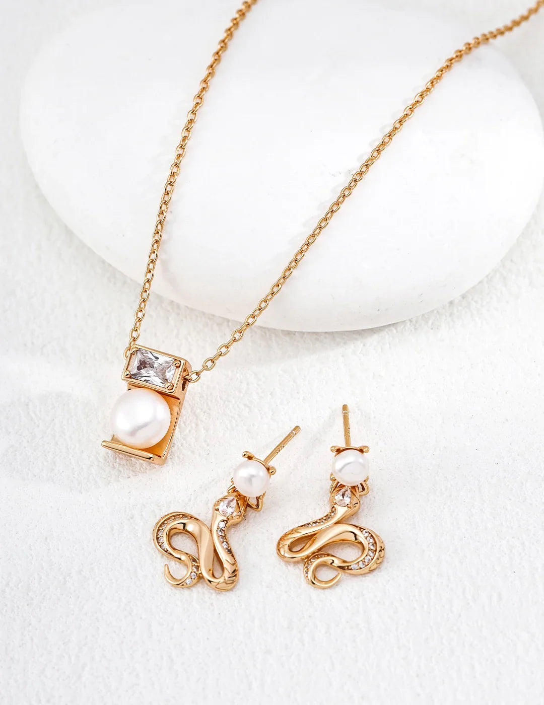 Minimalist Style Zircon-Pearl Pendant Necklace