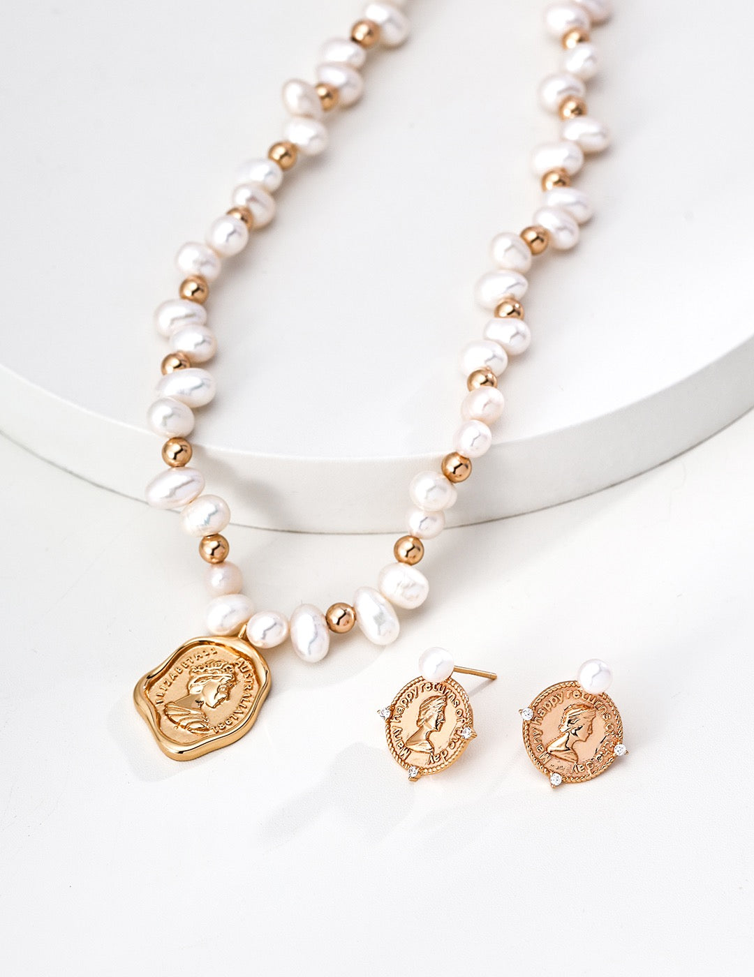 Vintage Queen Card Pearl Stud Earrings S925 Silver