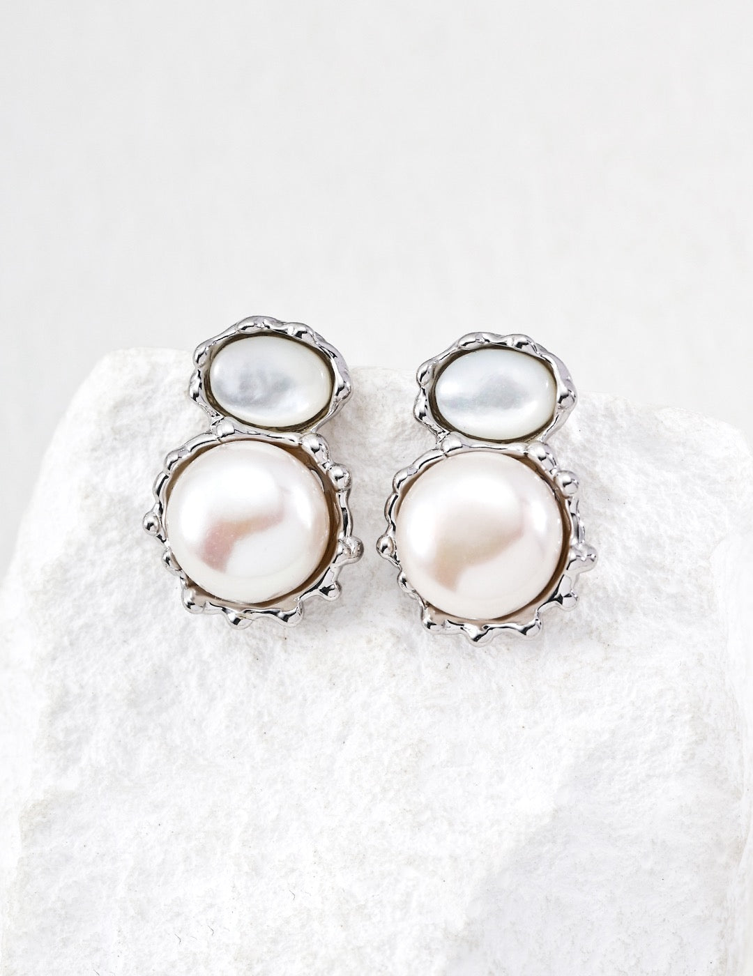 Handgeschnitzte Ohrringe mit Lava-Flüssigkeit - Tropfenohrringe aus 925er Silber mit Tigerauge, Achat und Perle