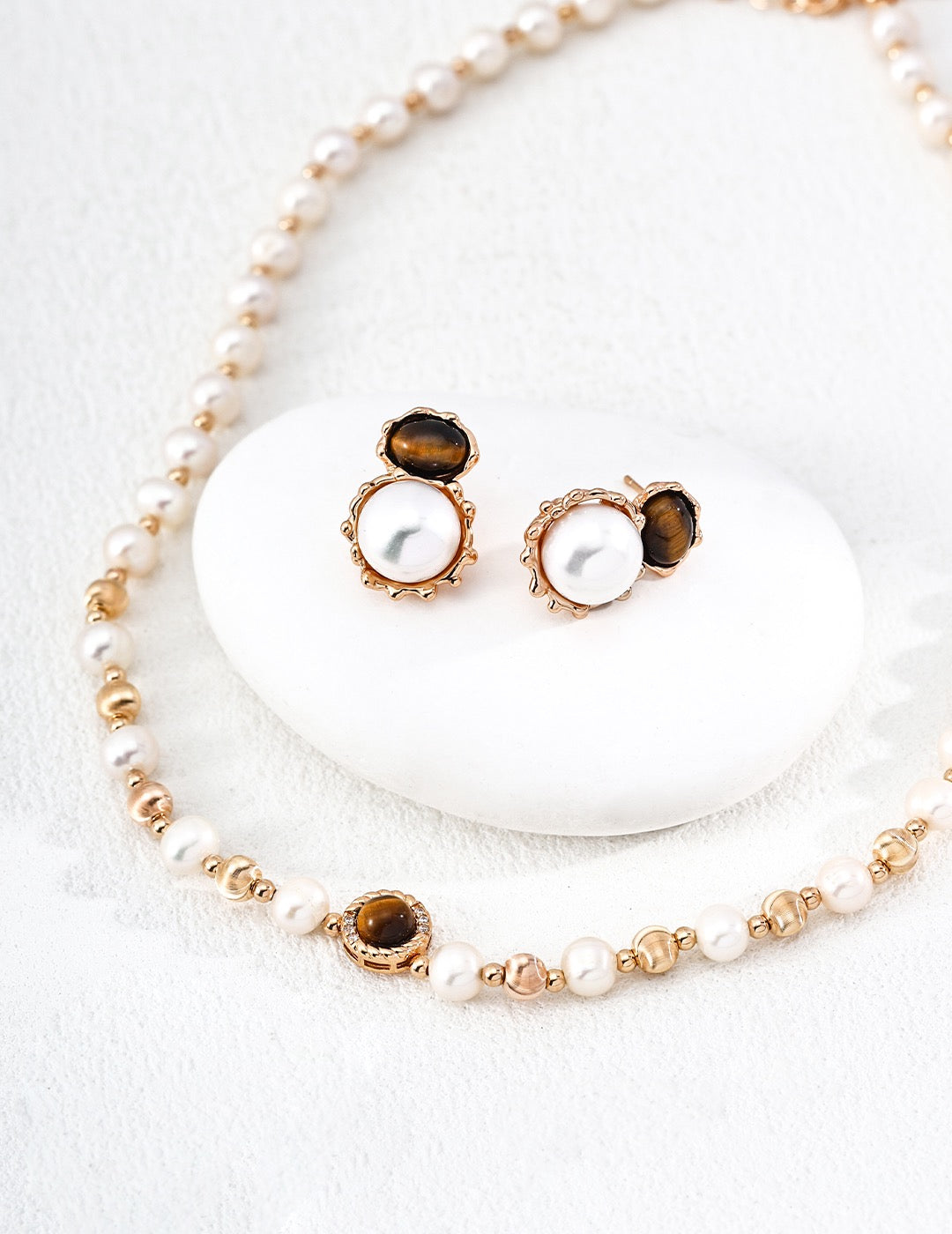 Handgeschnitzte Ohrringe mit Lava-Flüssigkeit - Tropfenohrringe aus 925er Silber mit Tigerauge, Achat und Perle