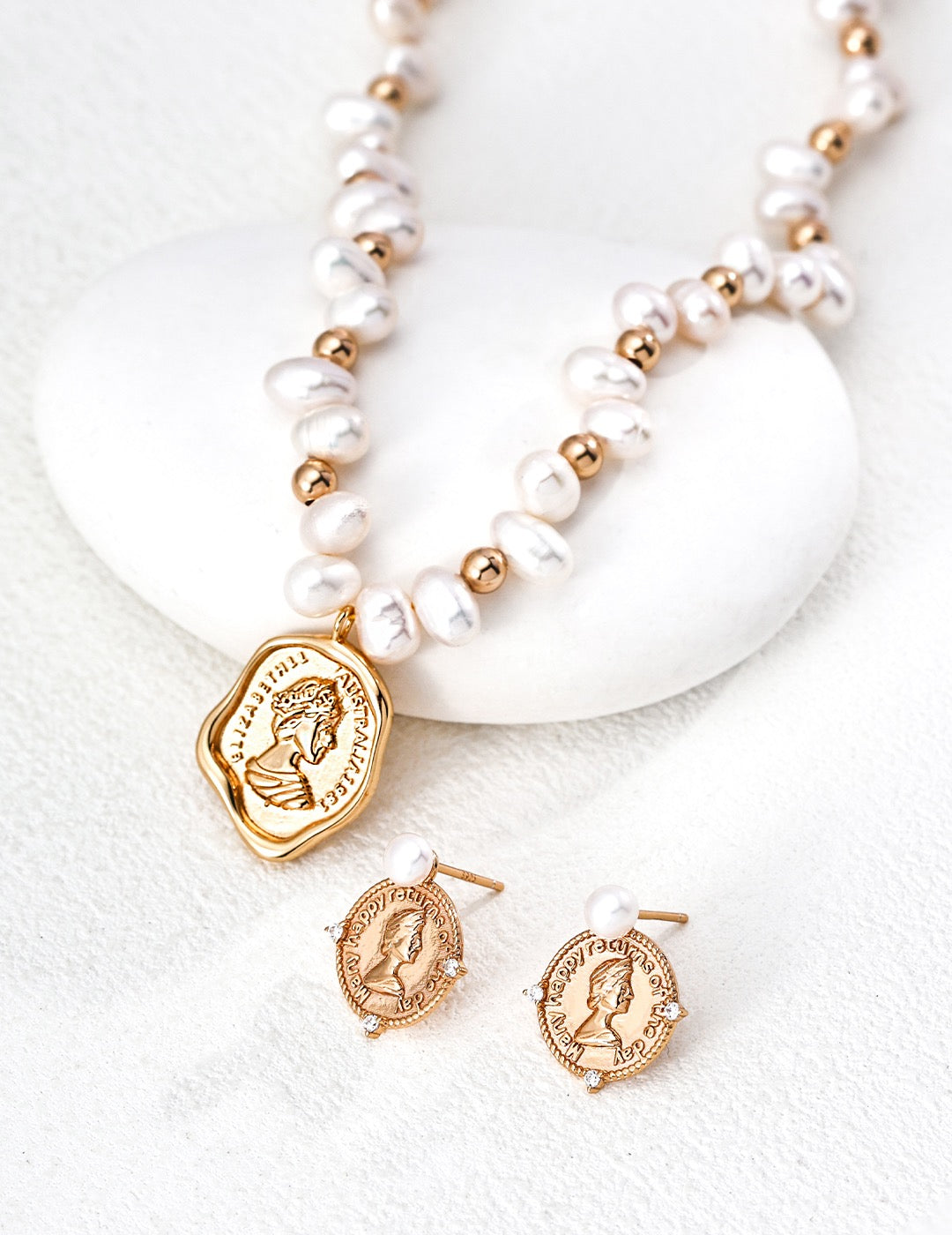 Vintage Queen Card Pearl Stud Earrings S925 Silver