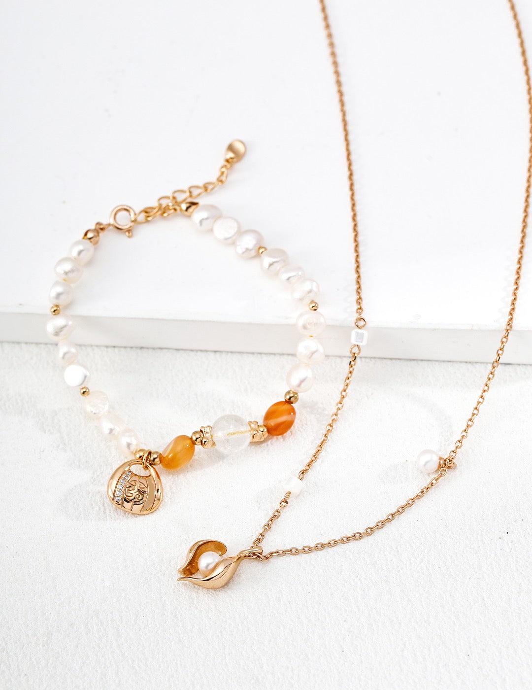 Armband aus 925er Silber mit Naturperle und rotem Achat